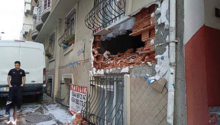 Esenler'de rögarda yaşanan patlamada dairenin duvarı yıkıldı