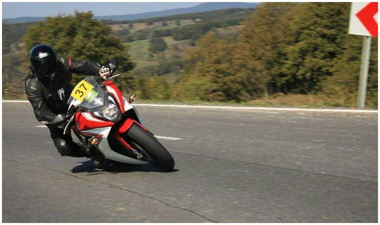 Aşırı hız yapan sürücüye öyle bir ceza verildi ki... Hem para hem de hapis cezası!