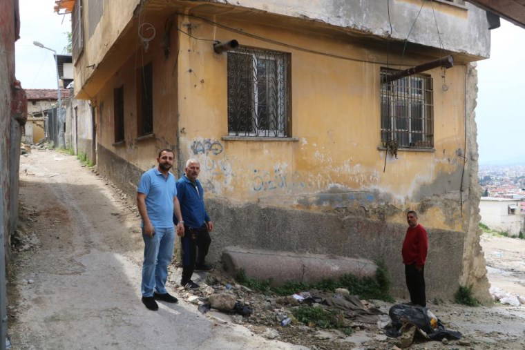 Ağır hasarlı binanın altında bulundu... Tarihi olduğu düşünülen devasa sütun merak uyandırdı