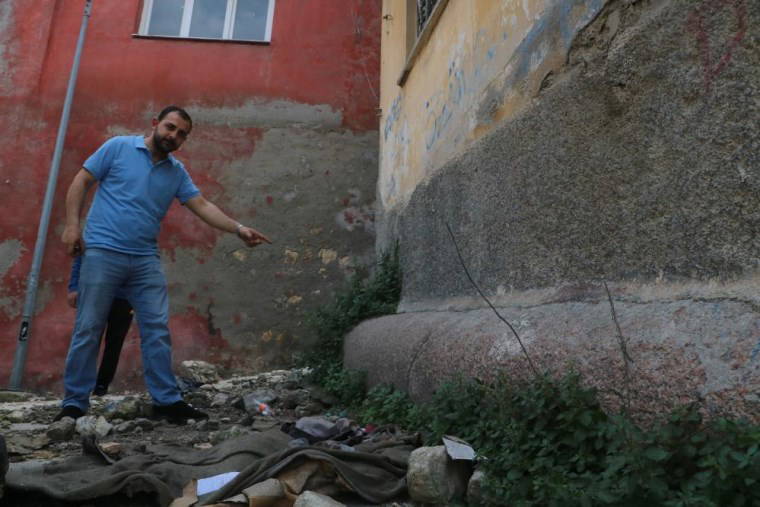 Ağır hasarlı binanın altında bulundu... Tarihi olduğu düşünülen devasa sütun merak uyandırdı