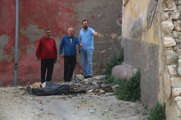 Ağır hasarlı binanın altında bulundu... Tarihi olduğu düşünülen devasa sütun merak uyandırdı