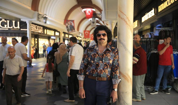 70’li yılların nostaljik kıyafetlerini giyerek ‘aşk acısını’ unutmaya çalışıyor