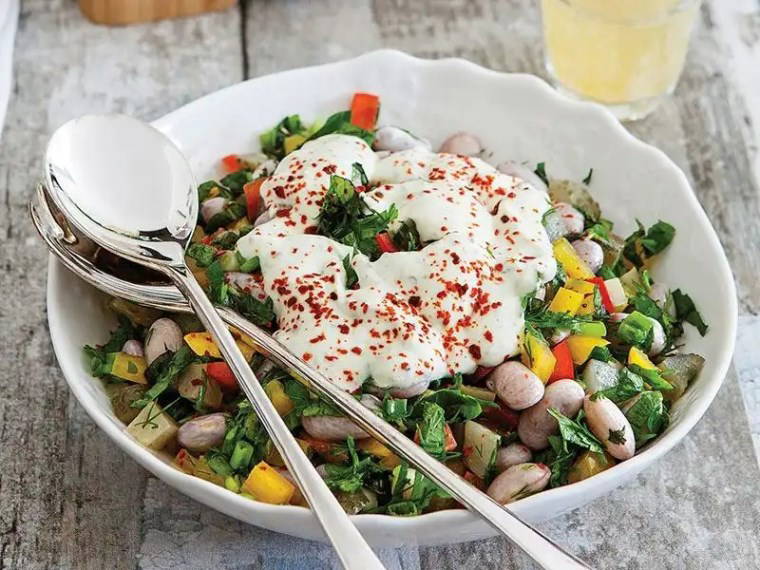 Sofralarınıza serinlik getirecek enfes lezzet: Yoğurtlu barbunya salatası tarifi...