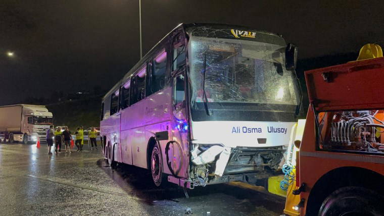 Tuzla Kuzey Marmara Otoyolu'nda feci kaza...  Yolcu otobüsü yan yattı: Yaralılar var!
