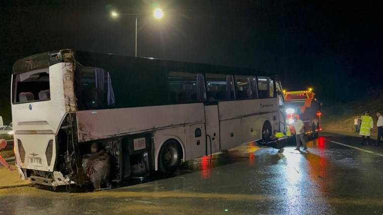Tuzla Kuzey Marmara Otoyolu'nda feci kaza...  Yolcu otobüsü yan yattı: Yaralılar var!