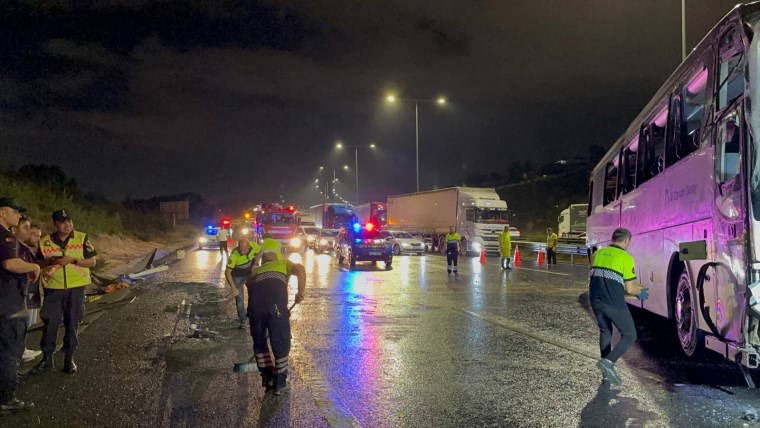 Tuzla Kuzey Marmara Otoyolu'nda feci kaza...  Yolcu otobüsü yan yattı: Yaralılar var!