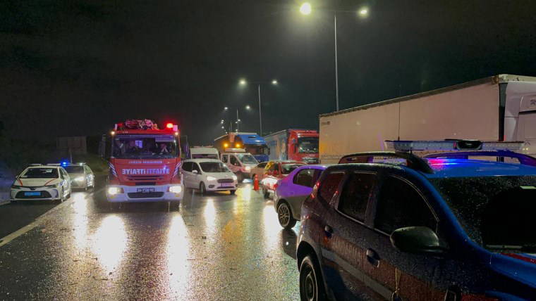 Tuzla Kuzey Marmara Otoyolu'nda feci kaza...  Yolcu otobüsü yan yattı: Yaralılar var!