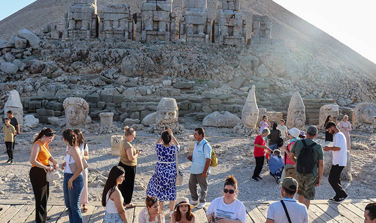 Dünya mirası Nemrut'u bayramda yaklaşık 8 bin kişi ziyaret etti