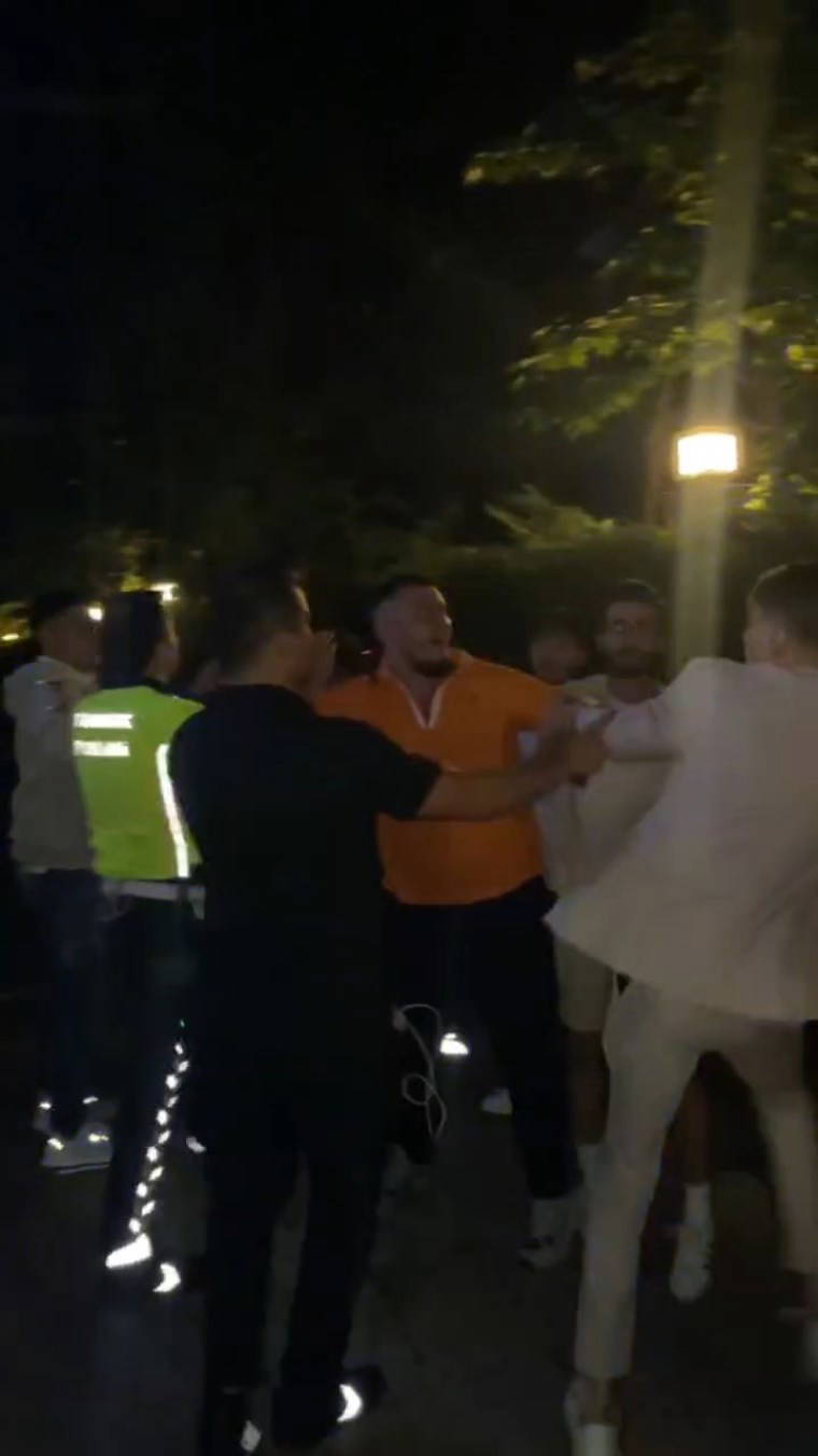 Kadıköy'de trafik kazasında 2 kişi yaralandı: Taraflar birbirine girdi, çok sayıda gözaltı var!