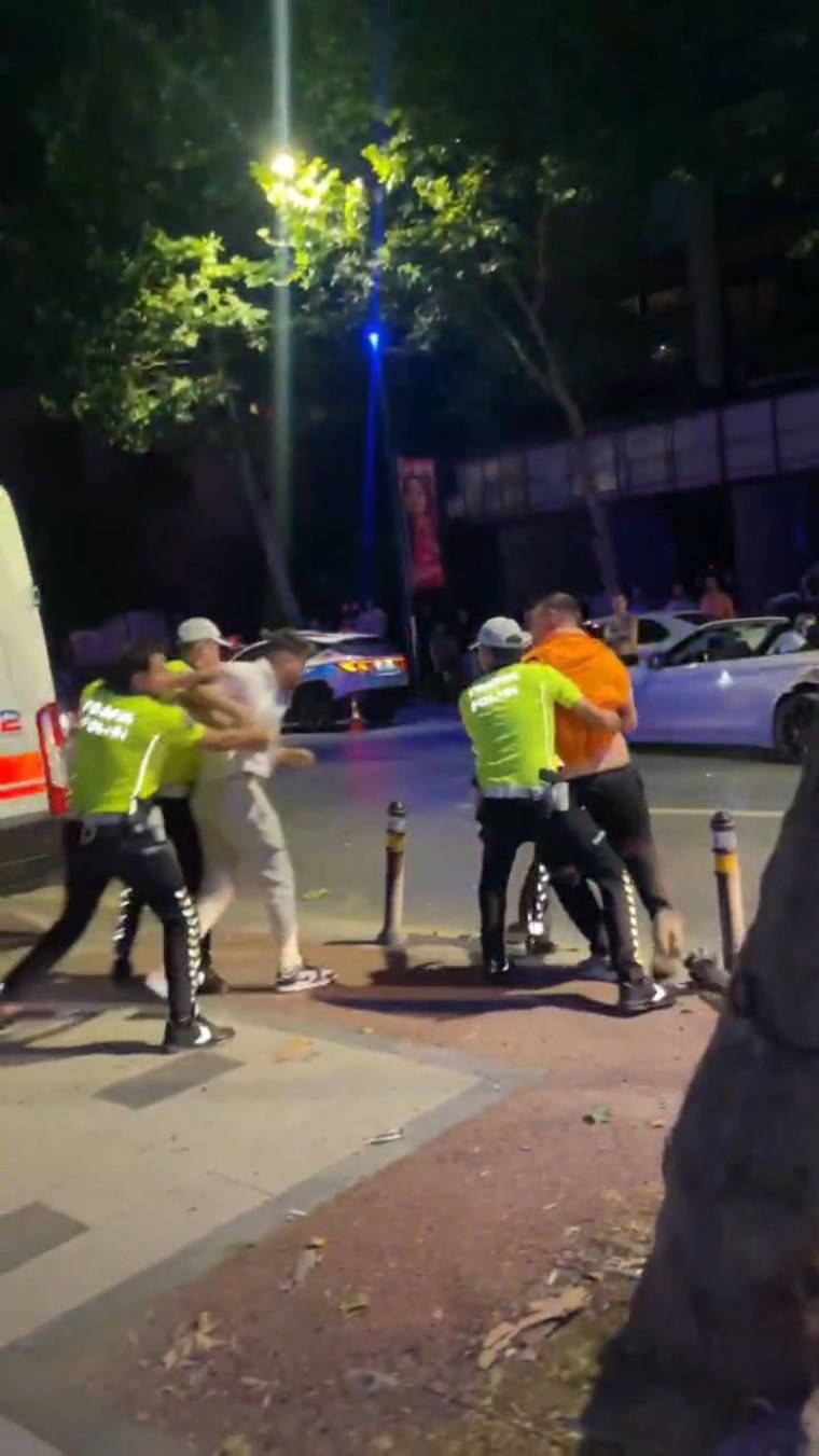 Kadıköy'de trafik kazasında 2 kişi yaralandı: Taraflar birbirine girdi, çok sayıda gözaltı var!