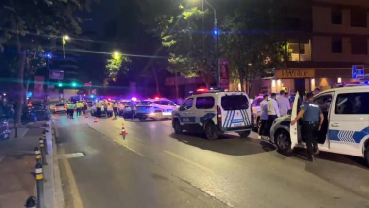 Kadıköy'de trafik kazasında 2 kişi yaralandı: Taraflar birbirine girdi, çok sayıda gözaltı var!