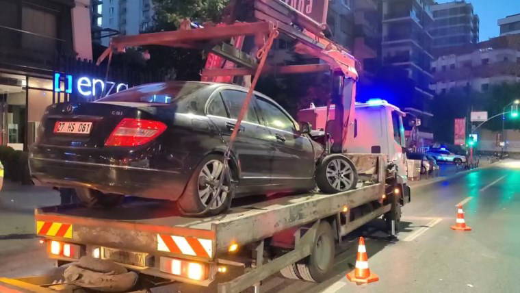 Kadıköy'de trafik kazasında 2 kişi yaralandı: Taraflar birbirine girdi, çok sayıda gözaltı var!