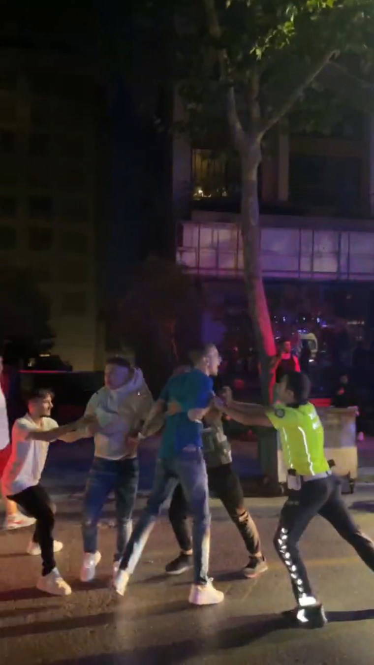 Kadıköy'de trafik kazasında 2 kişi yaralandı: Taraflar birbirine girdi, çok sayıda gözaltı var!