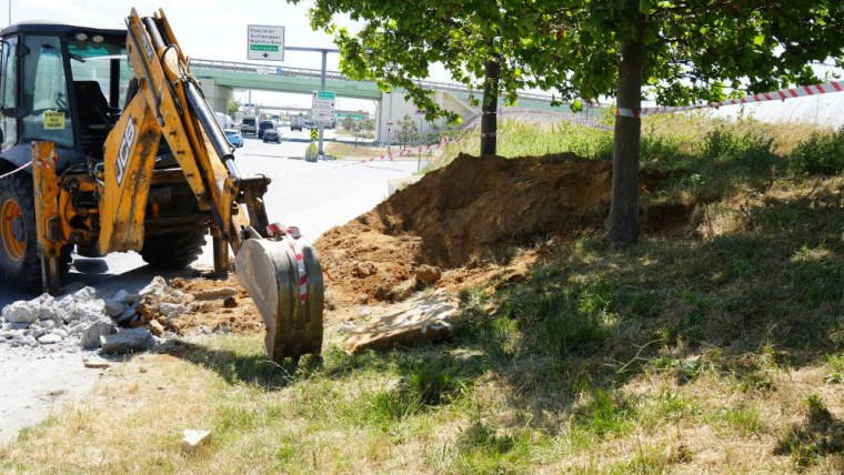 İstanbul'un göbeğinde kazı sırasında tarihi olduğu değerlendirilen mezar bulundu