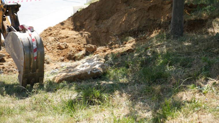 İstanbul'un göbeğinde kazı sırasında tarihi olduğu değerlendirilen mezar bulundu