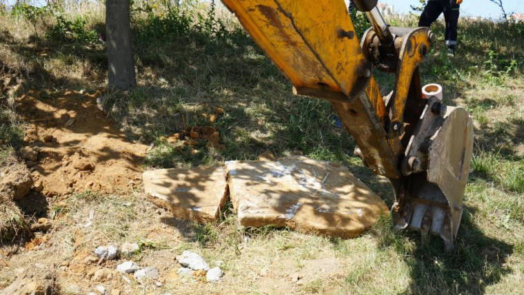 İstanbul'un göbeğinde kazı sırasında tarihi olduğu değerlendirilen mezar bulundu