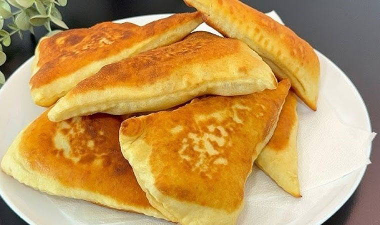 Sadece 4 malzeme ile hazırlayabileceğiniz pratik kahvaltılık: Patatesli tava ekmeği tarifi...