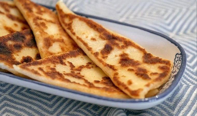 Sadece 4 malzeme ile hazırlayabileceğiniz pratik kahvaltılık: Patatesli tava ekmeği tarifi...