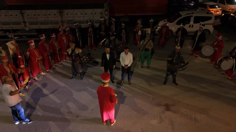 Görenler şaşkına döndü... Kılıktan kılığa girdiler: Damada sabaha kadar eziyet ettiler