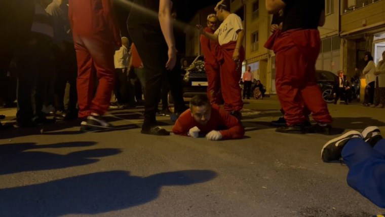 Görenler şaşkına döndü... Kılıktan kılığa girdiler: Damada sabaha kadar eziyet ettiler
