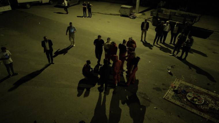 Görenler şaşkına döndü... Kılıktan kılığa girdiler: Damada sabaha kadar eziyet ettiler