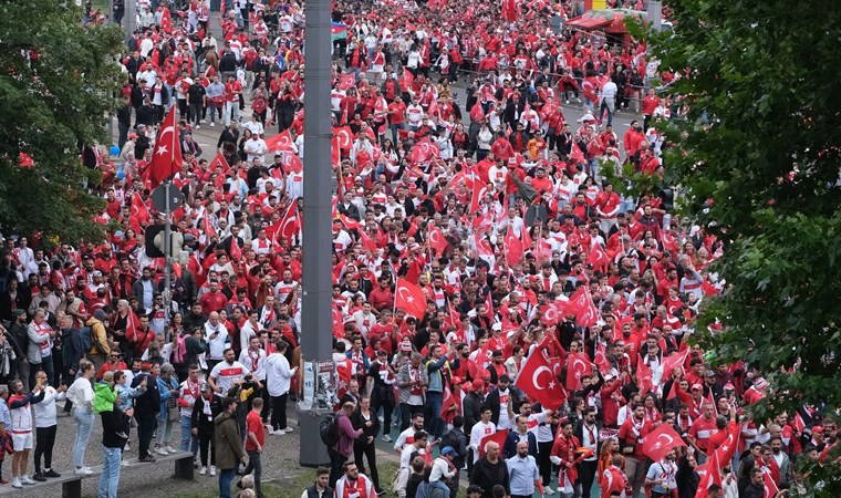 Avusturya maçı öncesi... Leipzig sokakları kırmızı-beyaza büründü!
