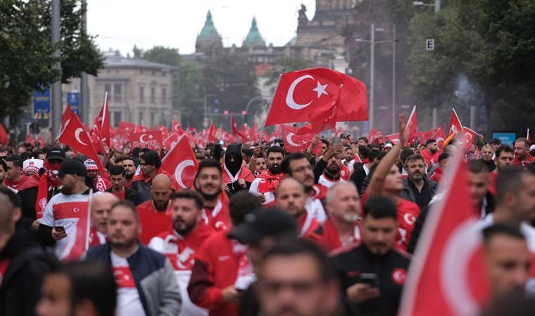 Avusturya maçı öncesi... Leipzig sokakları kırmızı-beyaza büründü!