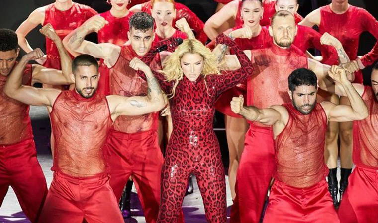 Hadise Harbiye konserinde eleştirilere yanıt verdi: Bu tulumun içinde gayet seksiyim, demek ki...