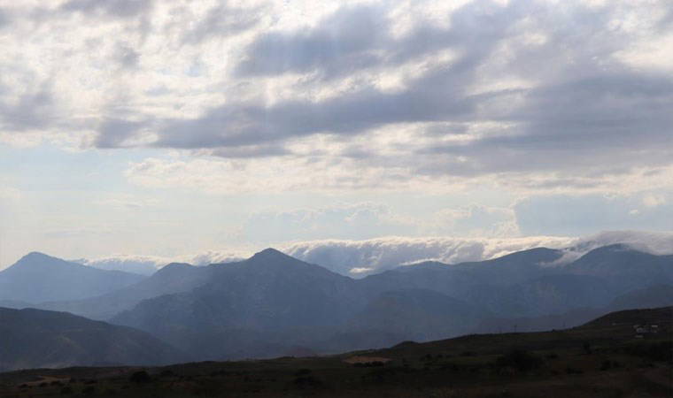 Sis bulutları Kivi Dağı'nda şelale görüntüsü oluşturdu