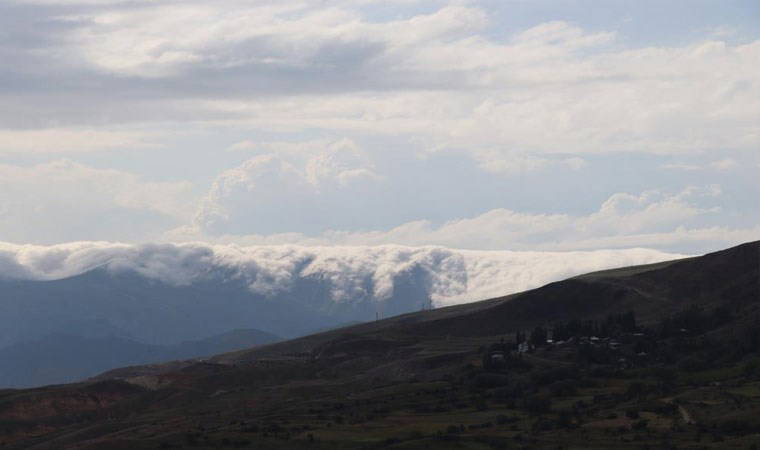 Sis bulutları Kivi Dağı'nda şelale görüntüsü oluşturdu