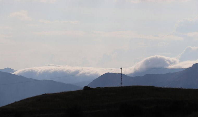 Sis bulutları Kivi Dağı'nda şelale görüntüsü oluşturdu