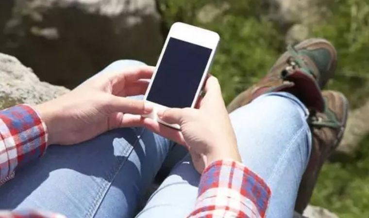 Telefonu tutuş şekliniz kişiliğinizi ortaya çıkarıyor olabilir!