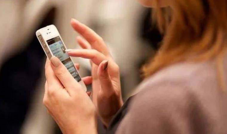 Telefonu tutuş şekliniz kişiliğinizi ortaya çıkarıyor olabilir!