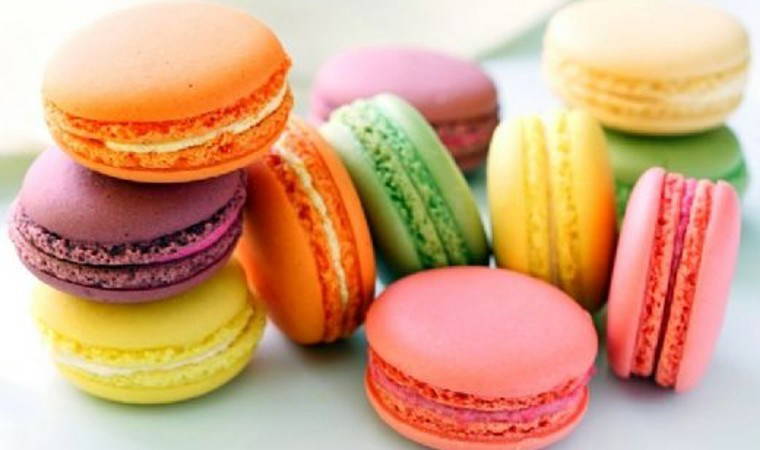 Çay saatlerine çok yakışan enfes Fransız lezzeti: Macaron tarifi...