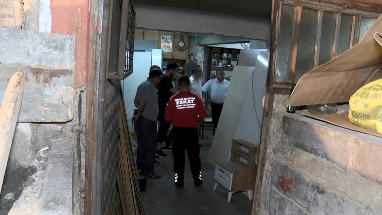 Esenler'de 6 katlı binada çatlaklar oluştu: Apartman sakinleri tahliye edildi!