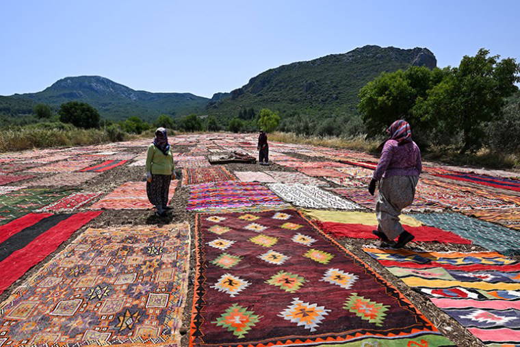 Kadın işçilerinin emekleri tarlaları süslüyor! El dokuması ve halılar pastelleşme için serildi