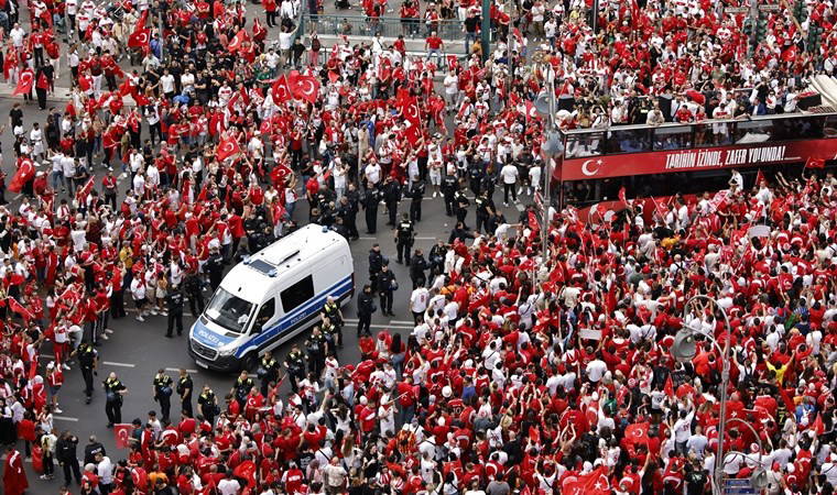 Hollanda maçı öncesi A Milli Takım'a büyük destek: Berlin sokakları kırmızı-beyaz!