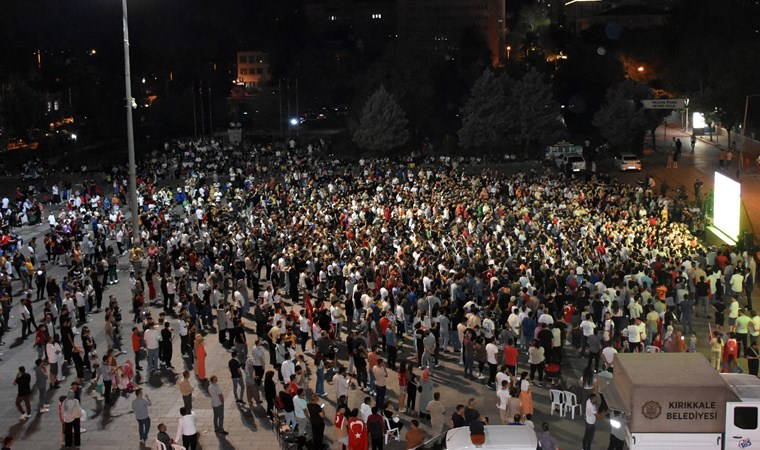 Milyonlar tek yürek oldu... Hollanda - Türkiye maçı dev ekranlardan izlendi!