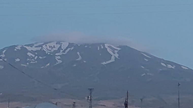 Tablo gibi görüntü... Süphan Dağı'nda mercek bulutu görüldü!