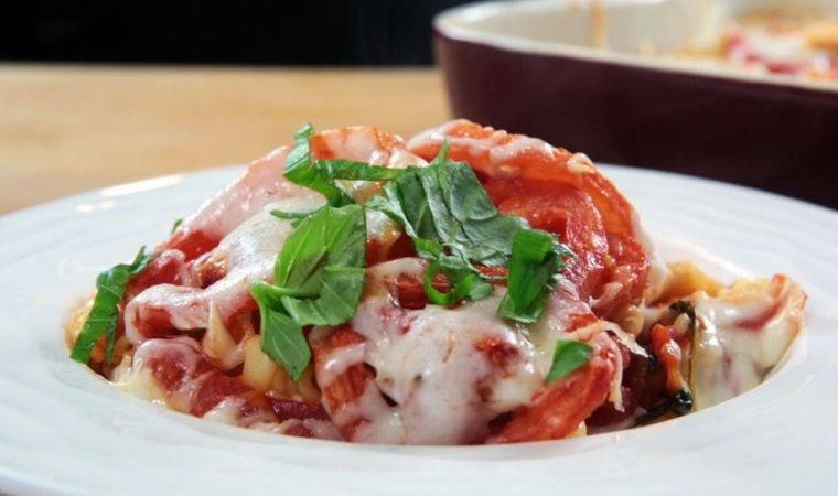 Akşam yemeğine kolayca hazırlayabileceğiniz pratik lezzet: Domates soslu fırın makarna tarifi