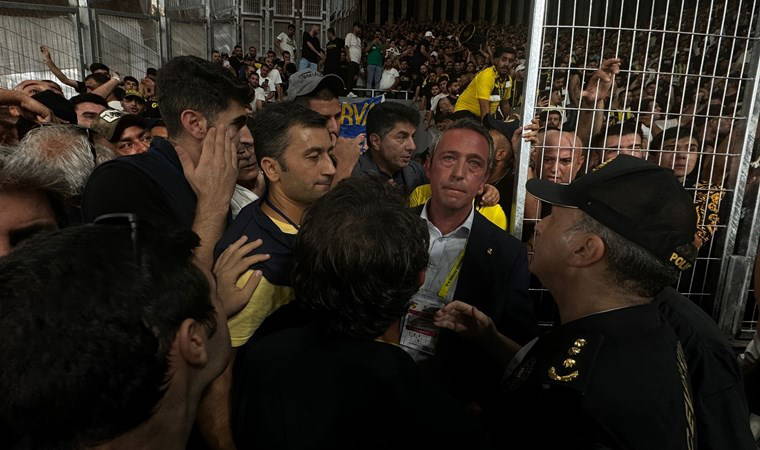 İzmir'de ortalık karıştı: Ali Koç saha kenarında itilerek yere düştü...