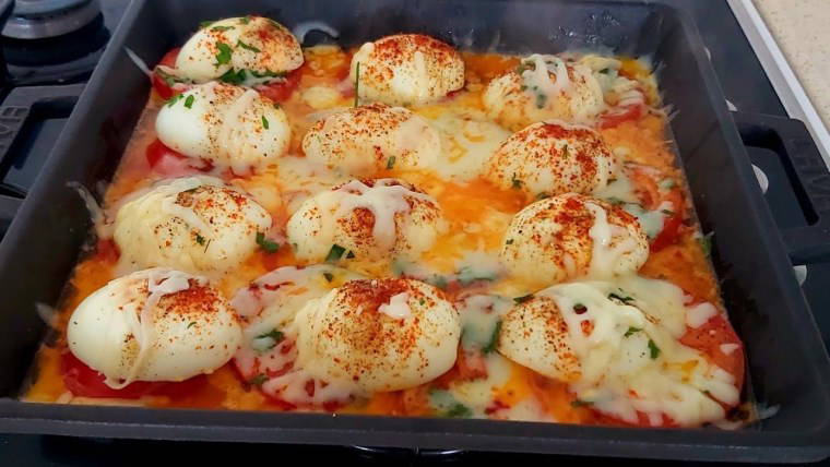 Pazar kahvaltılarına farklı ve pratik lezzet arayanlar için: Domatesli kaşarlı yumurta kapama tarifi