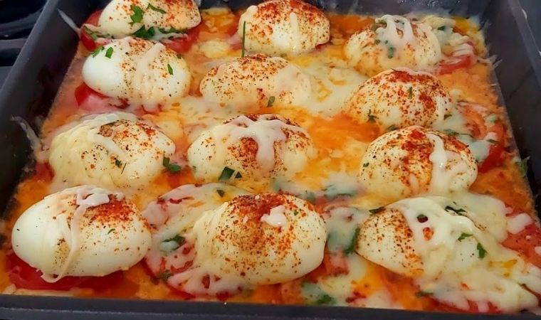 Pazar kahvaltılarına farklı ve pratik lezzet arayanlar için: Domatesli kaşarlı yumurta kapama tarifi