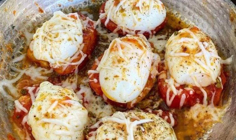 Pazar kahvaltılarına farklı ve pratik lezzet arayanlar için: Domatesli kaşarlı yumurta kapama tarifi