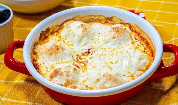 Pazar kahvaltılarına farklı ve pratik lezzet arayanlar için: Domatesli kaşarlı yumurta kapama tarifi