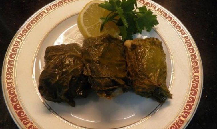 Asma yaprağıyla mutfakta harikalar yaratın: Asma yaprağında somon sarma tarifi