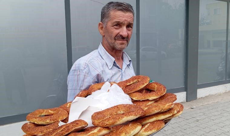 Simitçi: İki emekli bir simit alıyor, bölüşüp yiyorlar - Son Dakika ...