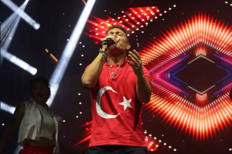 30 Ağustos Zafer Bayramı coşkuyla kutlandı! Birbirinden ünlü sanatçılardan sahnedeydi...