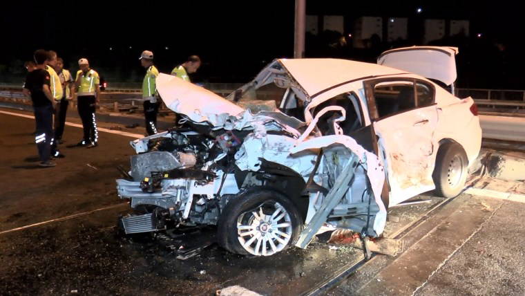 Beşiktaş TEM Otoyolu'nda zincirleme trafik kazası: 1'i ağır 3 yaralı