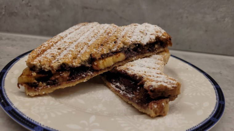 Güne enerjik başlamak isteyenlerin 10 dakikada hazırlayabileceği enfes lezzet: Muzlu çikolatalı Fransız tostu tarifi...